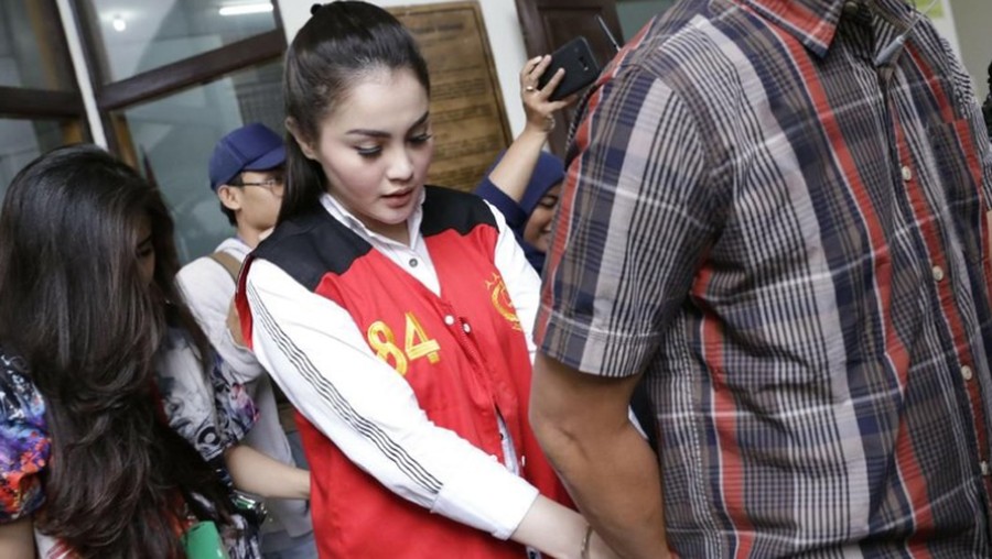 Sebulan bebas dari penjara, Jennifer Dunn ternyata sudah mulai menjalani perawatan kecantikan.
