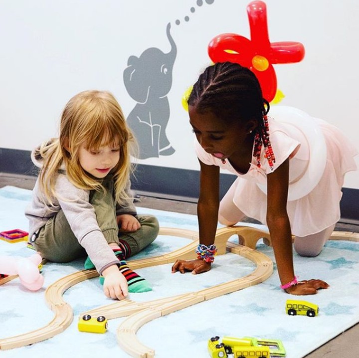 <p>Mainan yang tersedia di day spa tersebut semuanya berbasis edukasi. Jadi anak bisa belajar juga. (Foto: Instagram @spalelalosangeles)</p>