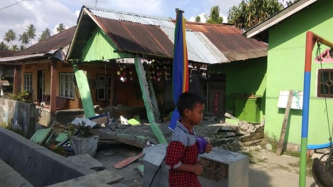 Basarnas mengirim tim dari Balikpapan dan Samarinda buat membantu korban gempa di Kabupaten Donggala, Sulawesi Tengah.