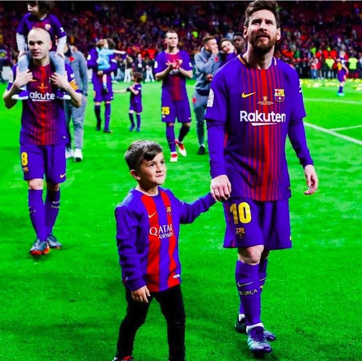 <p> Lihat, ada yang senyum-senyum sendiri saat digandeng ke lapangan hijau sama pemain Barcelona Lionel Messi nih, he-he-he. (Foto: Instagram @fcbarcelona)<br /><br /></p>