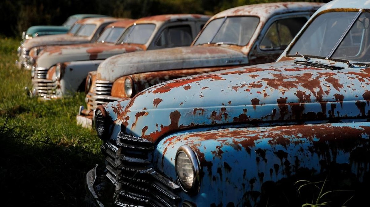 FOTO: Kuburan Ratusan Mobil Klasik di Rusia