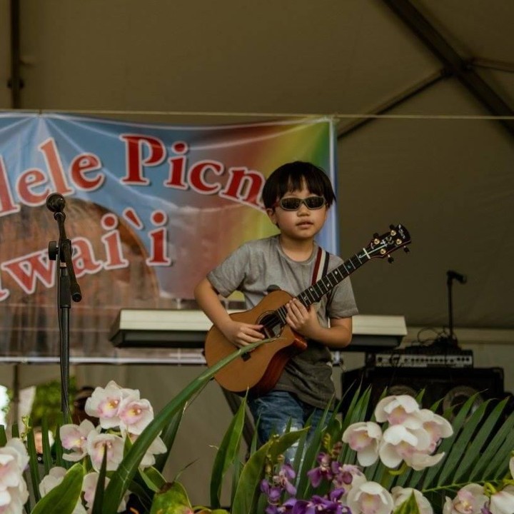 <p>Karena bakatnya, Feng E sering tampil memainkan ukulele di berbagai negara. (Facebook/Feng E)</p>