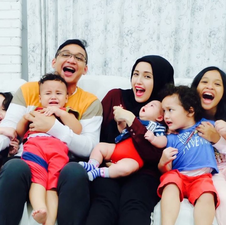 <p>Pasha yang menikahi Adelia Wilhelmina sejak 2011, kini sudah memiliki 4 buah hati yang manis-manis. (Foto: Instagram/pashaungu_vm)</p>
