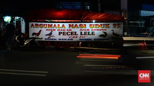 Spanduk pecel lele khas Lamongan memiliki kisah lebih dari tiga dekade, mengalami evolusi seni tapi masih bertahan dengan identitas kedaerahan yang kental.