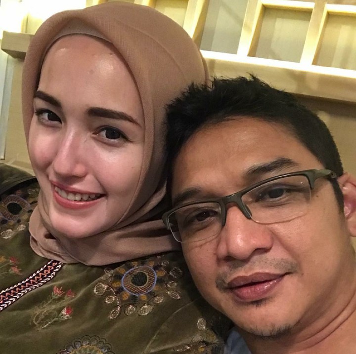 <p>Di medsos juga mereka terlihat sering banget saling sapa dengan panggilan sayang. Aih manisnya! (Foto: Instagram/adeliapasha)</p>
