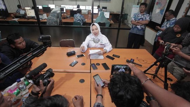 BMKG Beberkan Kronologi Peringatan Dini Tsunami Sulteng Dwikorita mengatakan peringatan dini dimulai Jumat (28/9) pukul 18.07 Wita. Tsunami diprediksi terjadi pukul 18.10 Wita saat langit masih cerah.