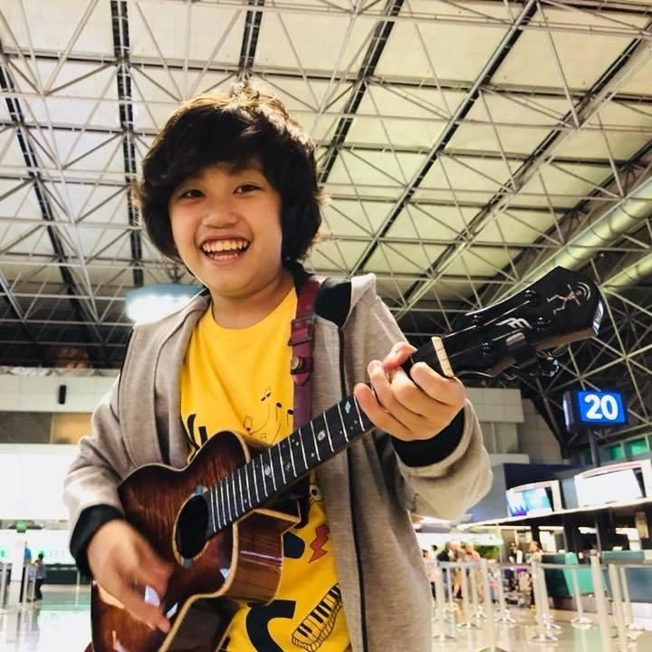 <p>Prestasi Feng E tak lepas dari kerja keras dan dukungan orang tuanya, terutama sang ayah yang 'memaksanya' untuk bermain ukulele sejak usia 5 tahun. (Facebook/Feng E)</p>