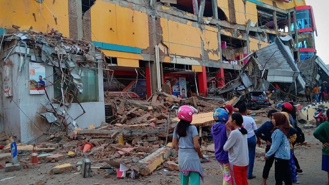 Puluhan hingga ratusan orang diperkirakan belum dievakuasi dari reruntuhan bangunan yang ambruk akibat gempa berkekuatan 7,4 skala Richter di Sulawesi Tengah.
