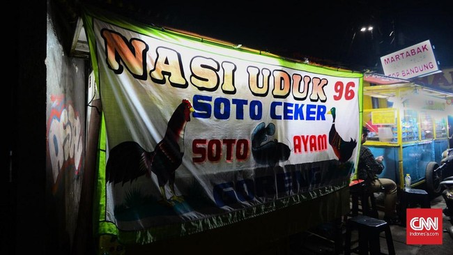 Berdasarkan data forum putera Lamongan, warganya yang merantau sebagai pedagang soto dan pecel lele di wilayah Jakarta mencapai 3.000 lapak.