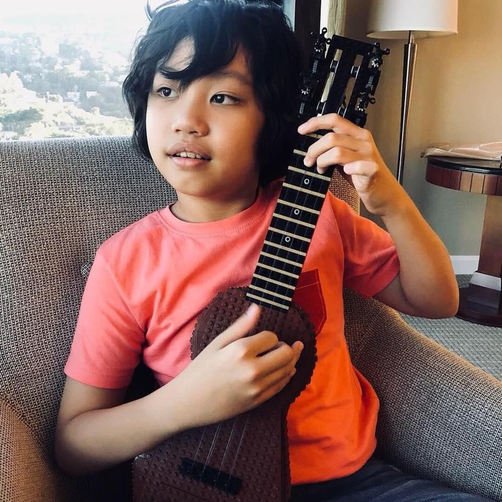 <p>Feng E diberi hadiah ukulele yang terbuat dari lego nih oleh Ellen. Keren banget ya. (Facebook/Feng E)</p>