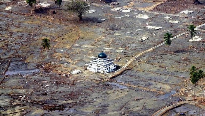 A handout photo shows a mosque still existing after the quake and tsunami that hit Aceh province on 26 December 2004 in Meulaboh, West Aceh, 01 January 2005.  More than one million people in Indonesia and more than 700,000 in Sril Lanka will need food aid for months after the tsunami disaster, the United Nations said. Up to 100,000 were killed in Indonesia, with a total death toll in the Indian Ocean claiming at least 125,000 lives.   AFP PHOTO/ INOONG / AFP PHOTO / HO / INOONG
