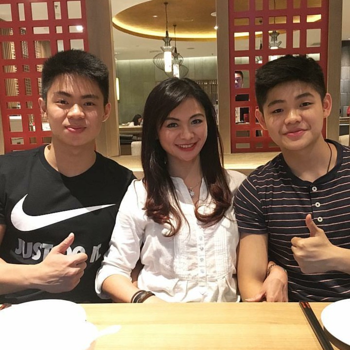 Walaupun sang anak Dennis (24) dan Daniel (21) sudah beranjak besar, kedekatan mereka dengan sang bunda tetap terjaga (Foto: Instagram/puspadewihc)