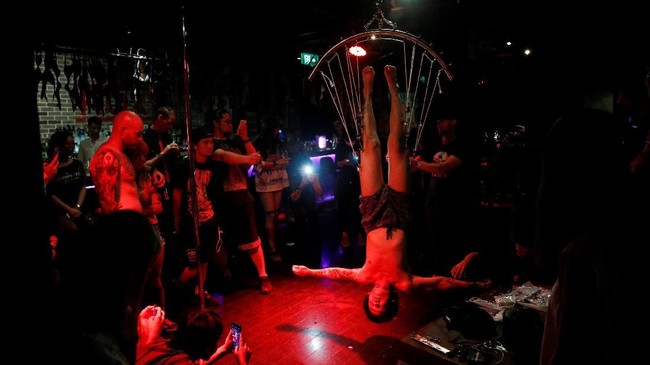 FOTO: Liukan Tindik Tubuh Ekstrem