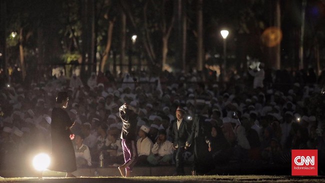 Massa yang ikut acara doa bersama sejak Sabtu (29/9) sore, berangsur pulang pada Minggu (30/9) dini hari, memicu kemacetan di sekitar Monas.