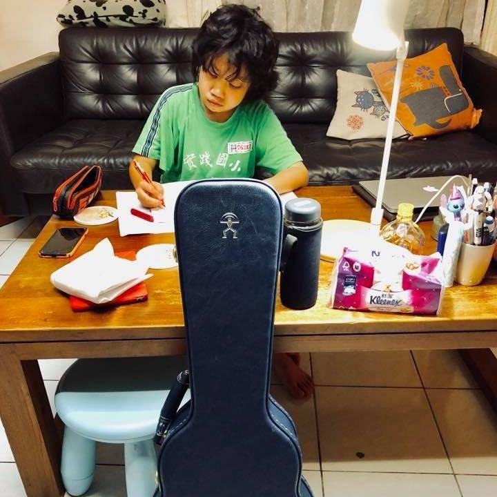 <p>Walaupun sudah manggung di mana-mana, ia tetap tak melupakan kewajibannya sebagai pelajar. (Facebook/Feng E)</p>