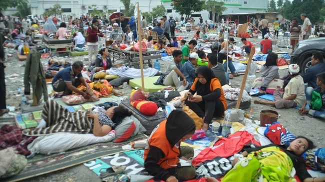 Takut terjadi tsunami, warga di Sulteng beramai-ramai mengungsi ke kantor bupati yang terletak di ketinggian. Kondisi serupa terjadi pula di bandara kota Palu.