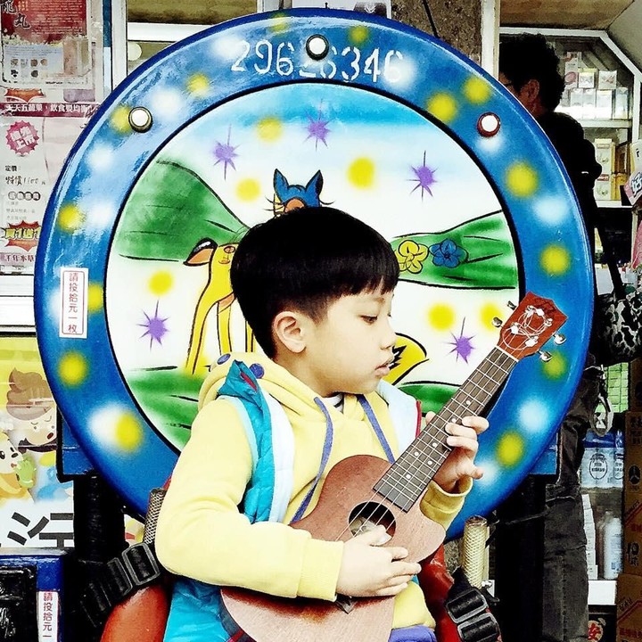 <p>Feng E udah kenal ukulele sejak usia 5 tahun dan pada usia 6 tahun, ia sudah lancar bahkan sudah bisa membawakan 1 lagu dengan ukulele. (Facebook/Feng E)</p>