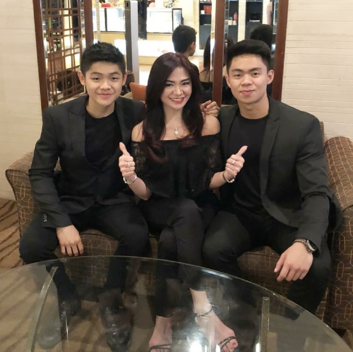 Kompakan pakai warna hitam bareng anak? Kece juga kan. (Foto: Instagram/puspadewihc)