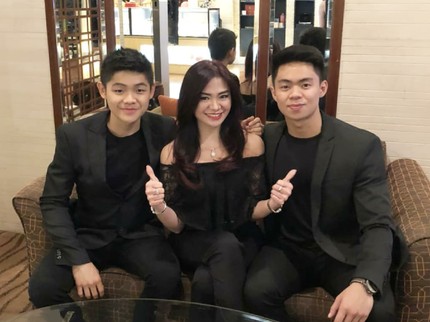 Keseharian Puspa Dewi, Si Ibu Awet Muda Bersama Kedua Anaknya