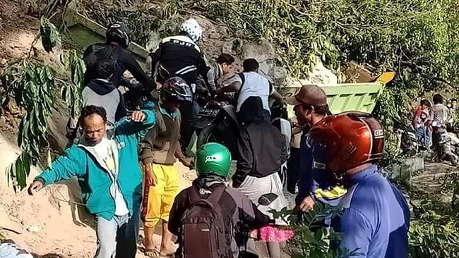 Banjir dan longsor di Sumatera Barat tewaskan warga Pariaman Utara Sawitri (23) dan warga Pasaman Barat, Ahmad (10). Puluhan luka, ratusan keluarga mengungsi.