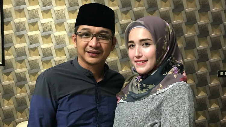 Beberapa waktu lalu, Pasha 'Ungu' menyatakan siap mundur sebagai wakil wali kota Palu. Sang istri, Adelia Wilhelmina terus memberi dukungan pada suami.