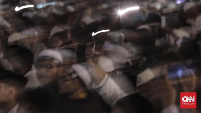 Polresta Tangerang secara peruasif membubarkan kerumunan massa di acara Haul Syekh Abdul Qadir Jailani dengan alasan protokol kesehatan pandemi.