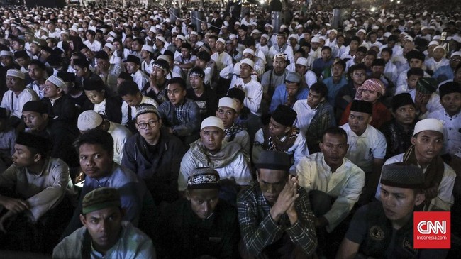 Ribuan jemaah berpakaian putih mulai memadati Monas untuk mengikuti acara doa untuk Rizieq Shihab dan keselamatan bangsa.