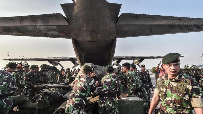 Sebanyak 4044 personel TNI, 18 pesawat dan empat KRI, serta alat berat untuk membantu evakuasi dan penanggulangan pasca gempa dan tsunami Sulteng.