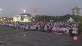 VIDEO: Ribuan Jemaah Salat Magrib Sebelum Doakan Rizieq