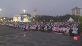 VIDEO: Ribuan Jemaah Salat Magrib Sebelum Doakan Rizieq