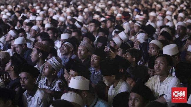 Rizieq Ajak Nobar PKI, Sebagian Jemaah Memilih Pulang Sebagian massa doa bersama di Monas yang hadir sejak Sabtu sore tak mengikuti imbauan nobar film G30S PKI. Mereka pulang karena sudah memasuki Minggu dini hari.