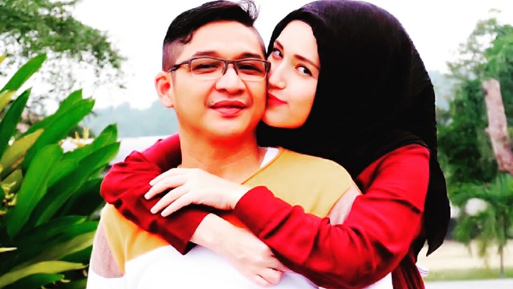 Belasan ribu orang dewasa dan anak-anak mengungsi akibat gempa di Palu. Wakil Wali Kota Palu, Pasha Ungu dan istrinya, Adelia Wilhelmina, juga mengungsi.