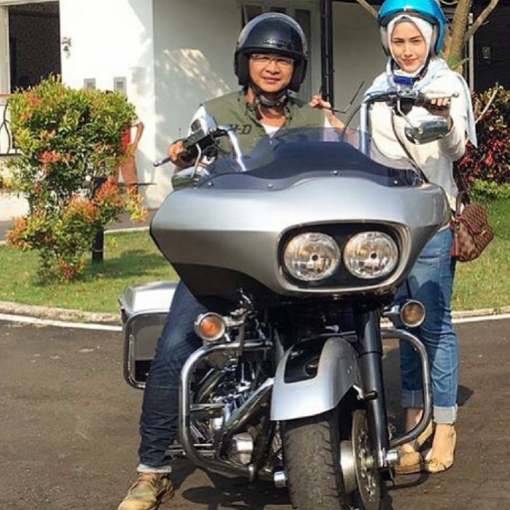 <p>Bunda yang sering dengar musik di tahun 2000-an pasti tahu dong band 'Ungu'c terutama vokalisnya, Sigit Purnomo atau yang kita kenal Pasha 'Ungu'. (Foto: Instagram/pashaungu_vm)</p>