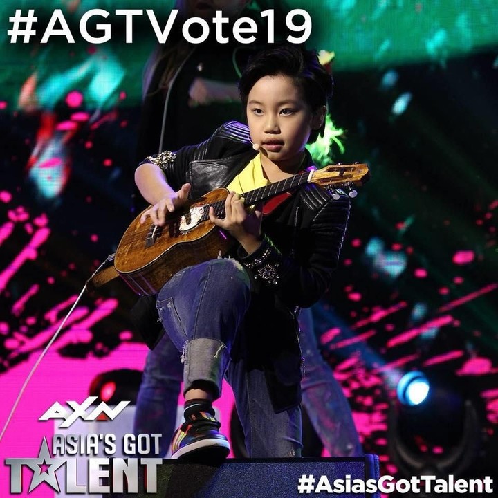 <p>Berkat kemahirannya main ukulele Feng E lolos audisi Asian's Got Talent 2017 dan mendapat golden buzzer dari David Foster. (Facebook/Feng E)</p>
