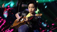 10 Potret Feng E, Bocah 11 Tahun yang Jago Main Ukulele