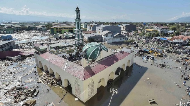 Komisi V DPR akan meminta penjelasan dari BMKG terkait informasi peringatan tsunami di Kota Palu dan Kabupaten Donggala, Sulawesi Tengah.
