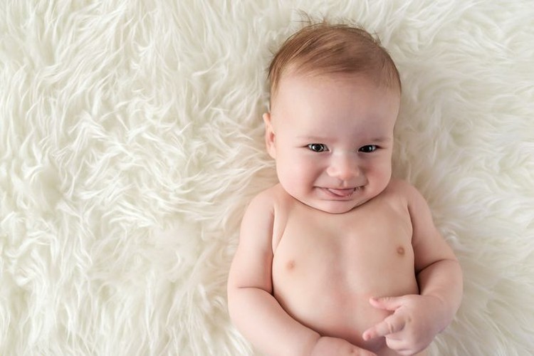 Bunda dan ayah sedang mencari nama bayi laki-laki yang populer 2018 ini? Lihat saja 20 nama bayi ini.