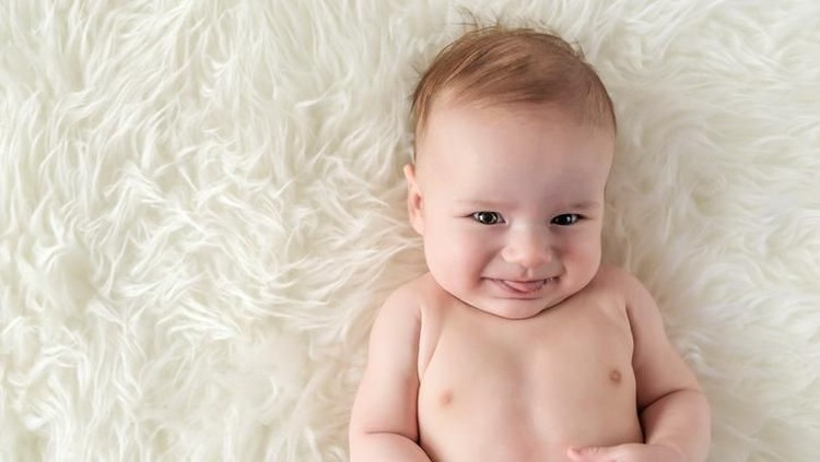 Ingin memberikan nama anak dengan makna cerdas dan bijak, Bun? Yuk pantau 25 nama anak yang bermakna cerdas dan bijak ini.