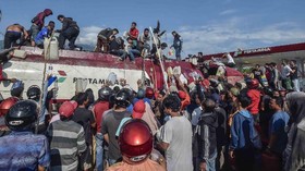 FOTO : Berjibaku Korban Gempa Palu demi BBM