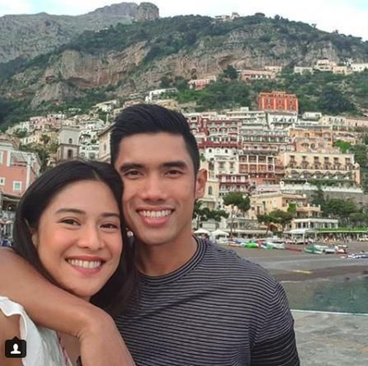 <p>Rangkulan penuh kasih dari Indraguna untuk istri tercinta. Cute abis! (Foto: Instagram @therealdisastr)</p>