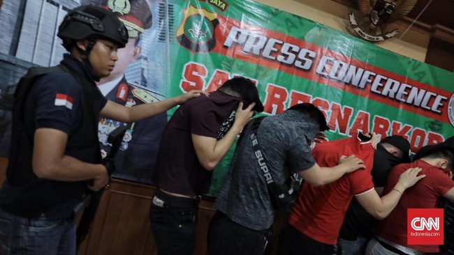 Polres Metro Jakarta Pusat kini mendalami kasus narkoba dan perilaku seksual menyimpang menjurus prostitusi usai penggerebekan pesta gay di Sunter Agung.