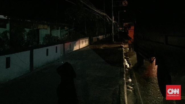 Warga Palu masih harus menikmati gelapnya kota di malam hari akibat kerusakan mayoritas gardu listrik dan kelangkaan BBM pascagempa dan tsunami, Jumat (28/9).