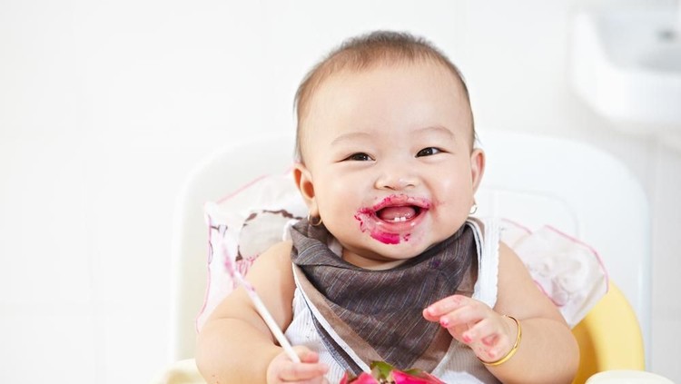 Si Kecil Susah Makan Buah? Coba Bun Lakukan Cara Ini Jika si kecil tidak suka makan buah, Bunda harus tetap mencoba mengenalkan buah dengan cara menarik dan tetap sabar. Semangat, Bun!