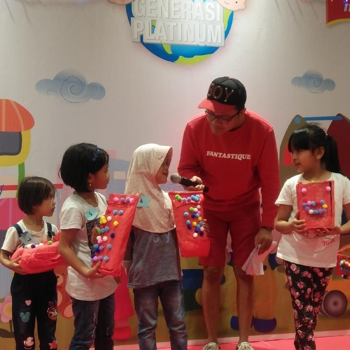 <p>Wah, anak-anak ini lagi menunjukkan karya DIY-nya yang terbuat dari kardus nih. Keren, Nak.<br /><br /></p>