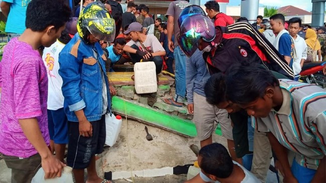 Tidak terlihat pergerakan transaksi baik toko maupun pusat perbelanjaan di kota Palu, pascagempa berkekuatan 7,4 SR yang mengguncang Jumat petang.