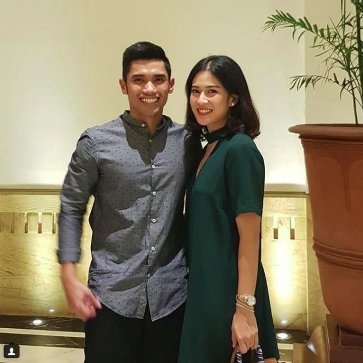 <p>Pergi bareng ke suatu acara pun Dian dan Indraguna tetap romantis. (Foto: Instagram @therealdisastr)</p>