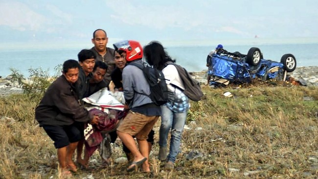 Jumlah korban masih akan terus bertambah karena banyak jenazah yang belum teridentifikasi. Sementara pengungsi saat ini 17 ribu orang.