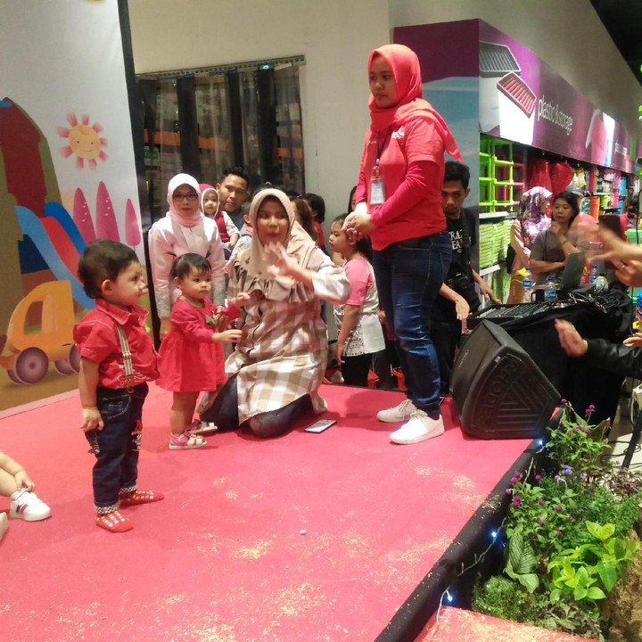 <p>Nggak cuma si kecil, Bunda dan Ayah juga ikut antusias mendukung anaknya agar berani tampil di panggung. Lomba ini digelar oleh Morinaga Platinum di Central Park Mall, Jakarta Barat pada Sabtu (29/9/2018). </p>
