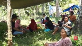 VIDEO: Takut Tsunami, Warga Mamuju Bertahan Di Gunung