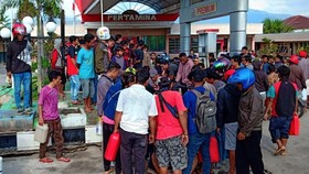 Warga Palu Terpaksa Bongkar Tempat Penyimpanan BBM di SPBU
